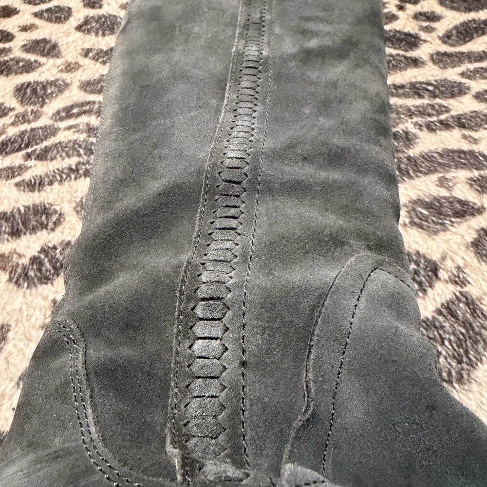 Gray Suede Knee-High Vince Camuto Boots 🩶 - Picture 4 of 10